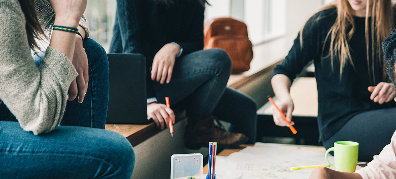 Studenter som pratar.jpg