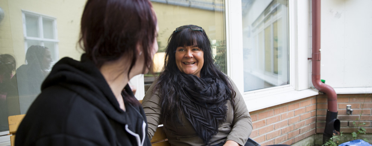 Behandlingspedagog i samtal med ungdom