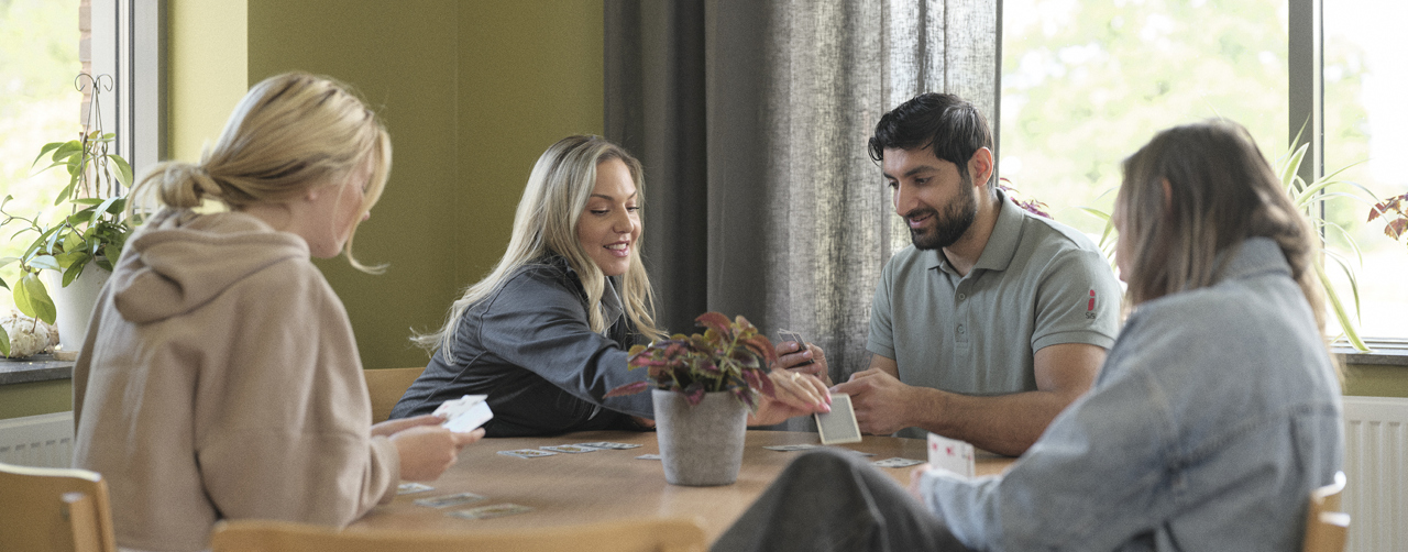 Vägg sedd ovanifrån med två män som går igenom en dörr