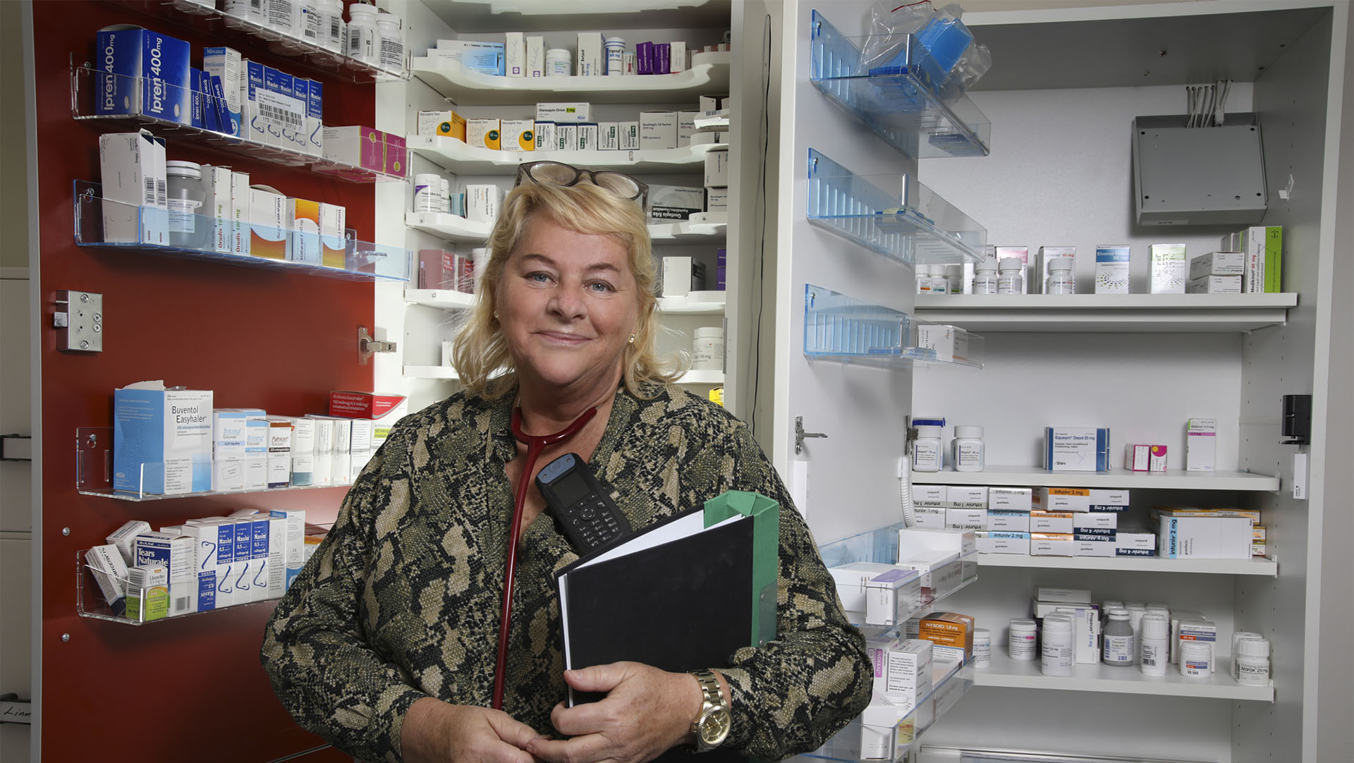 Sjuksköterska framför medicinskåp