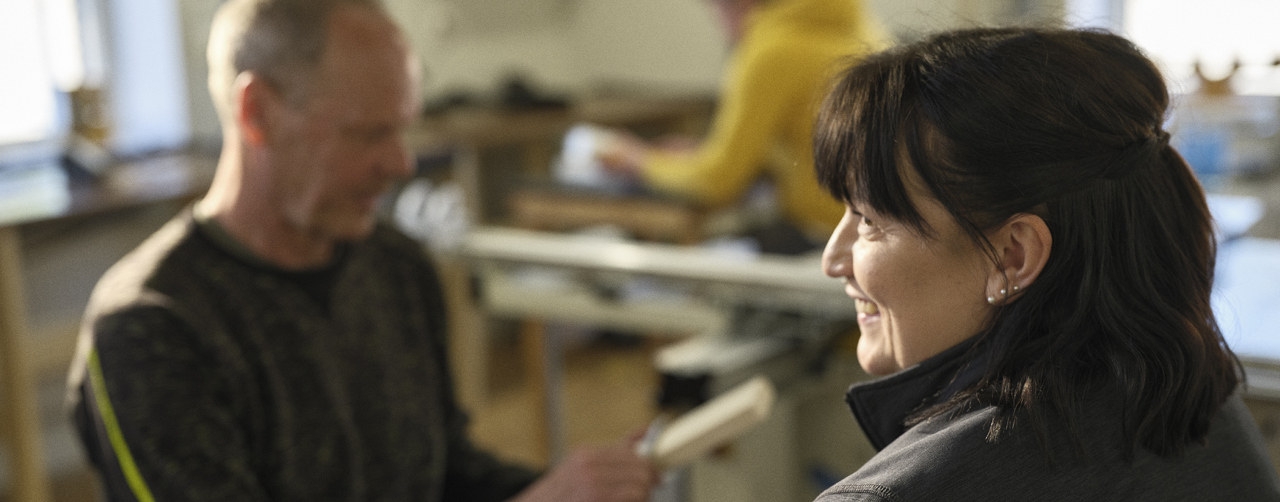 Kvinna sitter på soffa